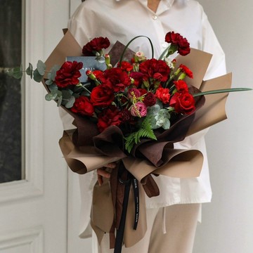 【ELLESHOP】 生日禮物、畢業花束、母親節禮物❤️(限雙北配送) 白色花藝-康乃馨鮮花束-經典紅