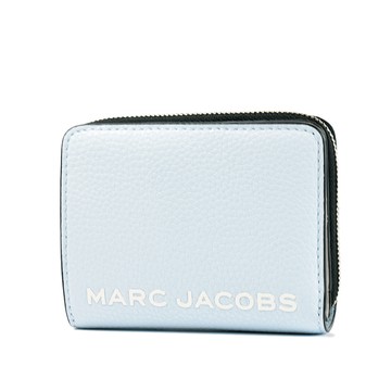 MARC JACOBS 白字LOGO荔枝紋釦式零錢袋短夾-雲藍
