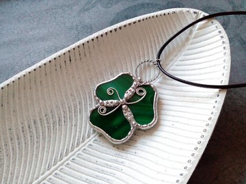 玻璃三葉草吊墜蒂芙尼技術。三葉草項鍊。三葉草吊墜。