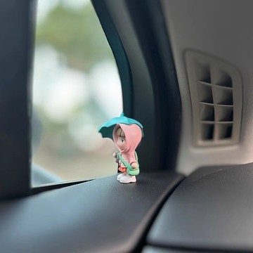 【偉途車坊】🔥台灣發貨+99免運🔥 可愛卡通打傘女孩汽車擺件車載車內飾品中控臺窗邊裝飾裝飾品用品