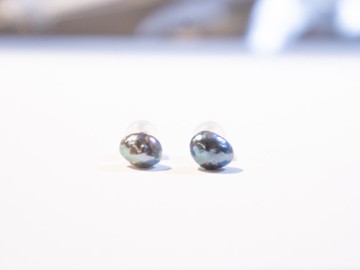 日本天然銀彩藍色 Akoya 巴洛克珍珠耳環。5-5.5mm 18k金