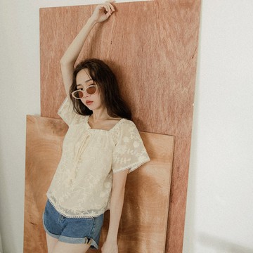 OB嚴選 精緻雕花方領流蘇綁帶花邊短袖上衣 《AB19534》時髦/現貨/女裝