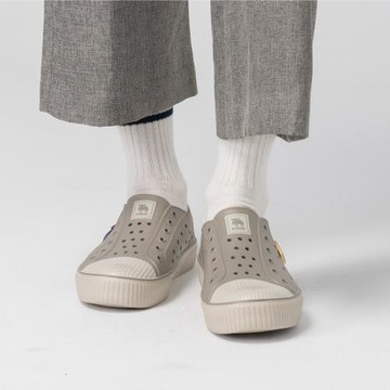 moz 瑞典 駝鹿 雙色洞洞餅乾水鞋 (奶蓋沙丘灰)-附鞋扣