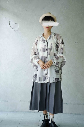 尋寶古著-黑白相片印花透膚白色雪紡襯衫