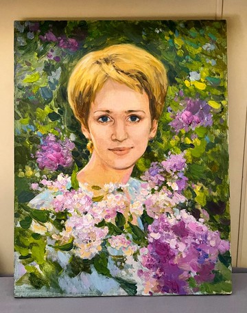 这个女孩正在用油画画一幅艺术家的原画