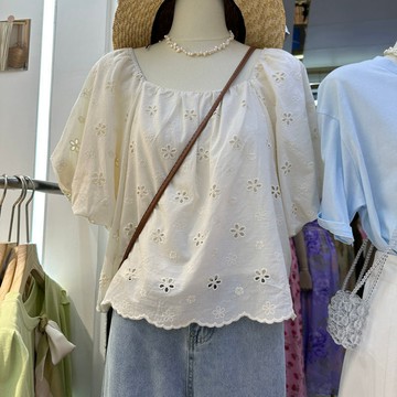 【方領顯臉小】夏裝 韓版 文藝 溫柔風 寬鬆方領 泡泡袖 刺繡套頭上衣 氣質女裝 高級感穿搭 女生衣服