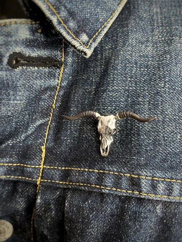 白銅金牛座牛頭骨胸針。