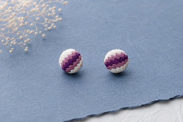 絽刺繡耳環 O-hajiki 紫 國產絲線 日式 風格 刺繡 白色 紫色 層次漸變 日系圖紋耳環