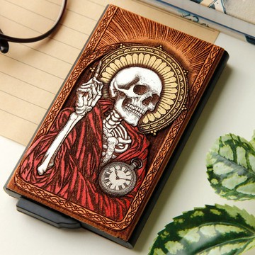 「In Time to Die」 - 雷射鵰刻 + 手工上色木製卡夾