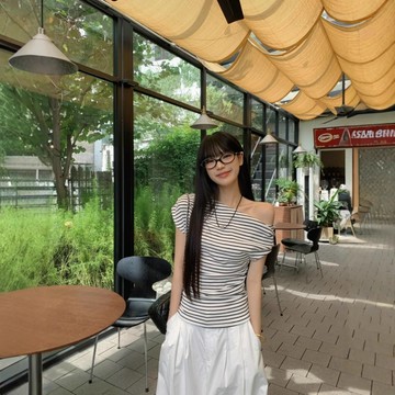 純欲辣妹斜肩短袖t恤 設計感 斜肩短袖T恤女 慵懶風斜肩 斜肩上衣 露肩上衣 露肩t恤  修身顯瘦露肩條紋學生上衣 T恤