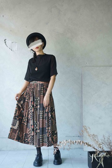 尋寶古著-日本製黑色碎花拼布風格壓褶復古過膝裙