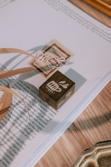 吃個蛋糕染色櫸木印章 - 一杯熱騰騰