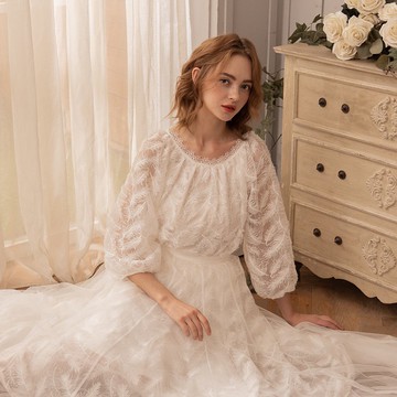 經典繡花羽毛上衣    白