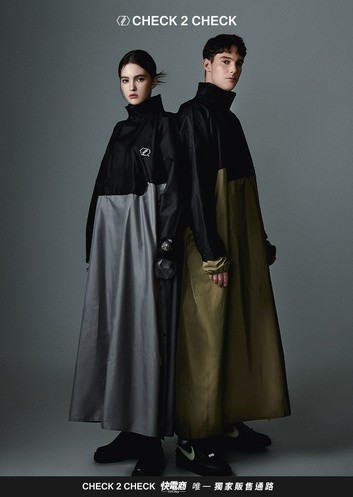 C2C側開秒穿後背包極鋒雨衣．送秒穿雨鞋套