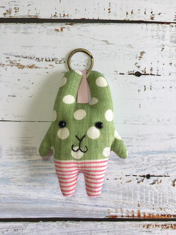 +大點點橫條褲+兔子鑰匙圈