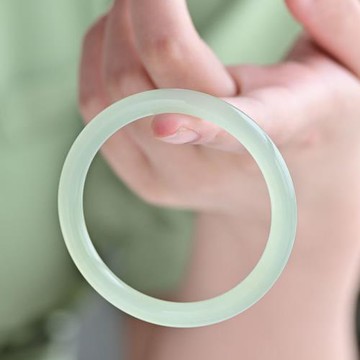 天然新疆和田玉手鐲晴水綠青白玉圓條女士手鐲少女叮當鐲廠家批發