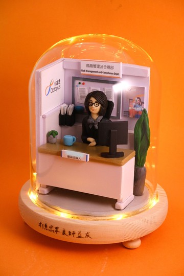 榮休記念小禮品,內有LED燈效,可客製名字.提供相片客製人物造型