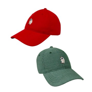 Yoga Cat Cap 採用棉質製成，繡有暹羅貓瑜珈圖案，並配有可調整的尺寸帶。
