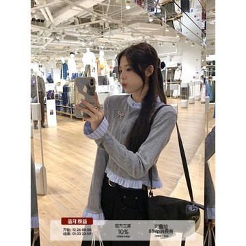 烏77安可雷穿搭灰色假兩件針織開衫女蝴蝶結胸針設計圓領長袖上衣