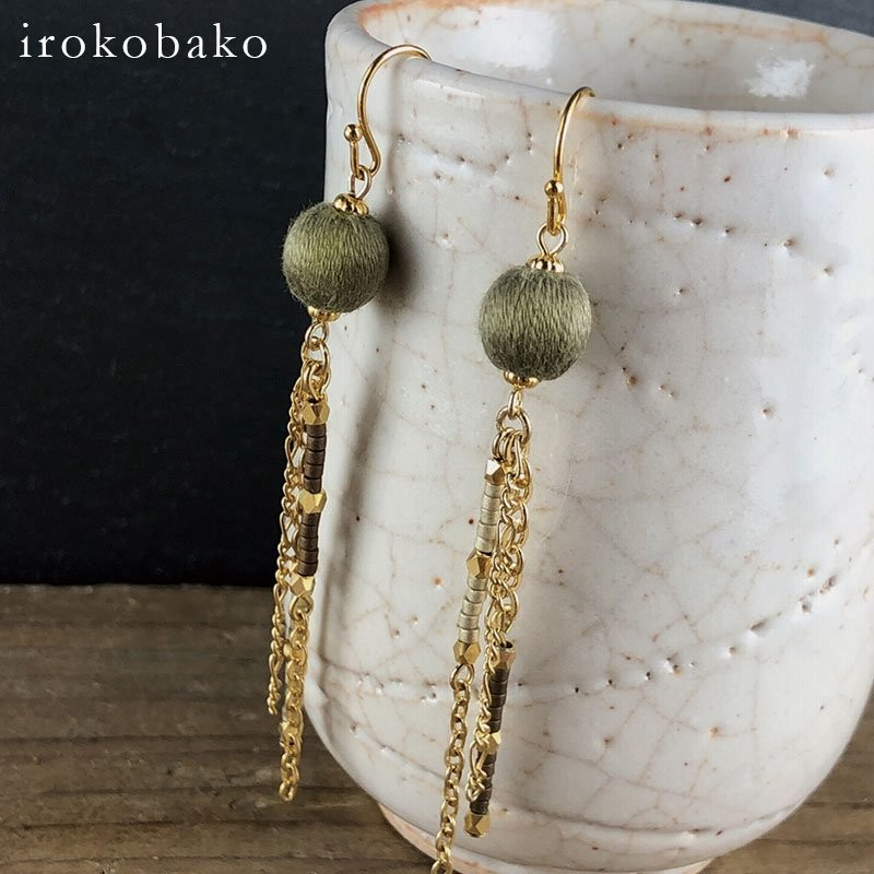 Irokobako 高級刺しゅう糸の巻き玉とチェーンとビーズのピアス フェリシモ Felissimo 通販 Lineポイント最大10 0 Get Lineショッピング