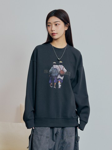 街頭鉚釘男孩背影大學T