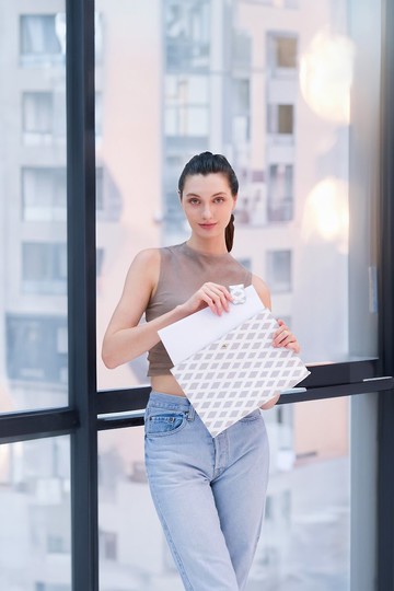 B for Back-to-Work 灰色皮帶白色交叉紋文件套 13吋筆電套