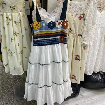 民族風拼接彩色吊帶連衣裙女夏季2023新款中長款度假風收腰蛋糕裙