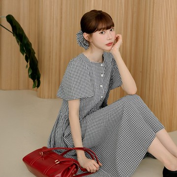OB嚴選 兩面穿格紋方領排釦短袖長洋裝(附髮圈) 《DA10613》