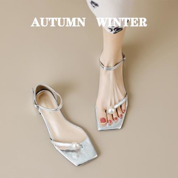 一字帶珍珠夾趾涼鞋女2023夏季新款平底銀色羅馬鞋大碼女鞋41一43