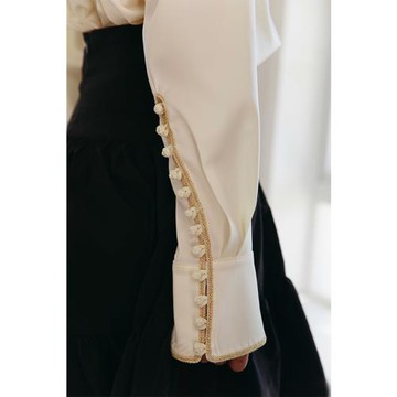 Rosebanks 唐頓莊園 盤扣金邊 細節滿滿 奶油色通勤重工抽褶襯衫