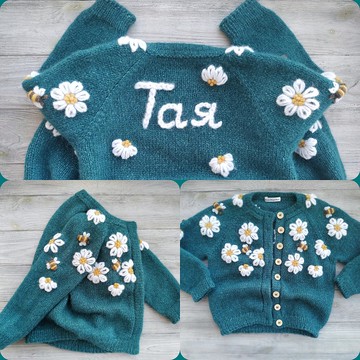手工草泥馬毛開衫，印有寶寶名字和刺繡花朵