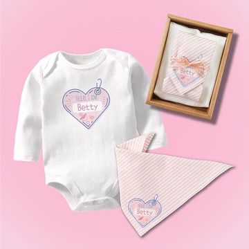 Hello, I am 珍珠粉名牌 姓名客製 長袖包屁方巾/口水巾禮盒