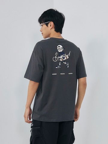 休閒滑板男孩膠印背圖短T