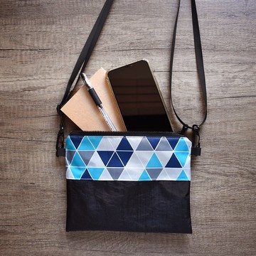 旅行防水斜背隨身包_三角藍格