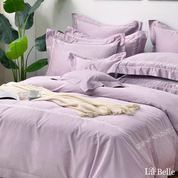 【Great Living格蕾寢飾】義大利La Belle 閃耀稜光-紗霧紫 特大長絨細棉刺繡四件式被套床包組(共三色)