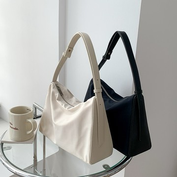 𝑺𝒎𝒂𝒍𝒍 𝑮𝒐𝒐𝒅𝒔 ♥ 輕量尼龍單肩包 肩背包 斜背包 斜挎包 斜背包 單肩包 小方包 女包 包包