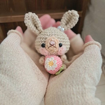 米色兔子編織鑰匙圈抱著粉色草莓手作吊飾