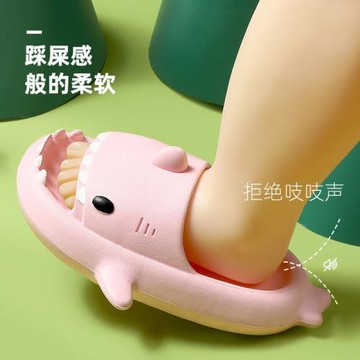 二代鯊魚拖鞋兒童踩屎感夏季男童女孩沙灘鞋靜音厚底平跟外穿涼鞋