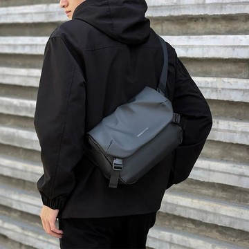 Bag House👜 斜挎包男休閒機能男士多功能斜背包潮牌單肩包騎行郵差挎包男背包 男生包包