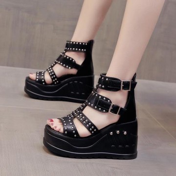 厚底羅馬涼鞋女2024新款夏季時尚鉚釘皮帶扣內增高坡跟瘦瘦涼靴潮