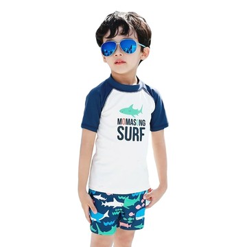 momasong 男童分體泳衣 短袖上衣 + 泳褲 有綁帶 + 帽 深藍字母鯊魚 舒適透氣  7