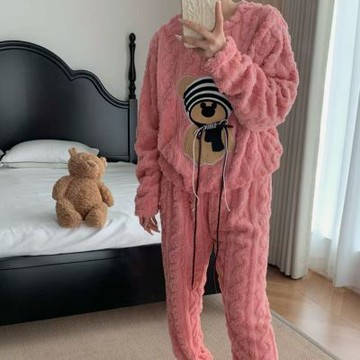 La Belleza多巴胺圓領法蘭絨保暖寬鬆小熊貼布毛毛上衣+法蘭絨束口長褲子居家服睡衣套裝