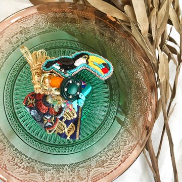 羽毛裝飾 巨嘴鳥胸針