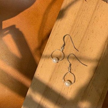 簡約線圈珍珠耳環 _ 垂墜式