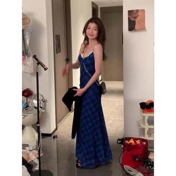 藍色格紋v領吊帶連衣裙女夏季度假氣質包臀裙露背收腰顯瘦長裙子