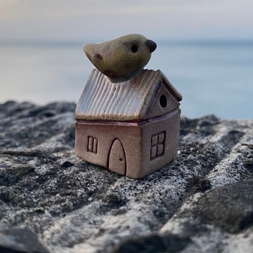 【タケ-TA KE Studio】小鳥綠屋頂房子。線香座