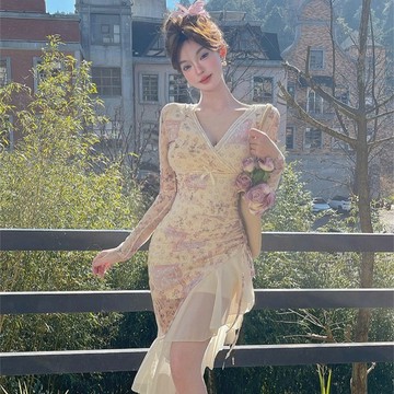 碎花蕾絲拼接長袖連衣裙女2026新款甜美性感V領荷葉邊裙子