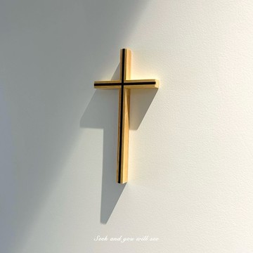 【🐑百羊書房】胡桃木橡膠木雙色十字架掛飾 (25x13cm) #福音禮品 #實木十字架 #胡桃木十字架 #橡膠木十字架