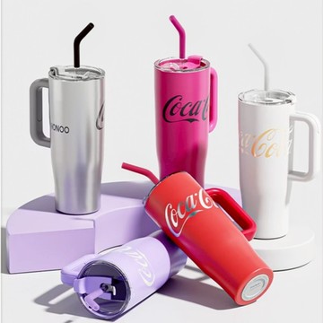 【 NONOO 】 可口可樂大大大316不鏽鋼保溫保冷手把吸管杯 1200ml ( NS1200B1 ) 摩羯座生日/人氣爆款/辦公室好物/大容量/官方授權/直飲/長效保溫保冷/個性水壺