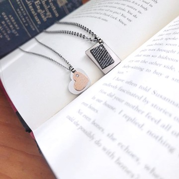 【絕版出清品】情書。情詩造型全白鋼對鍊 男女墬鍊  /僅一件/